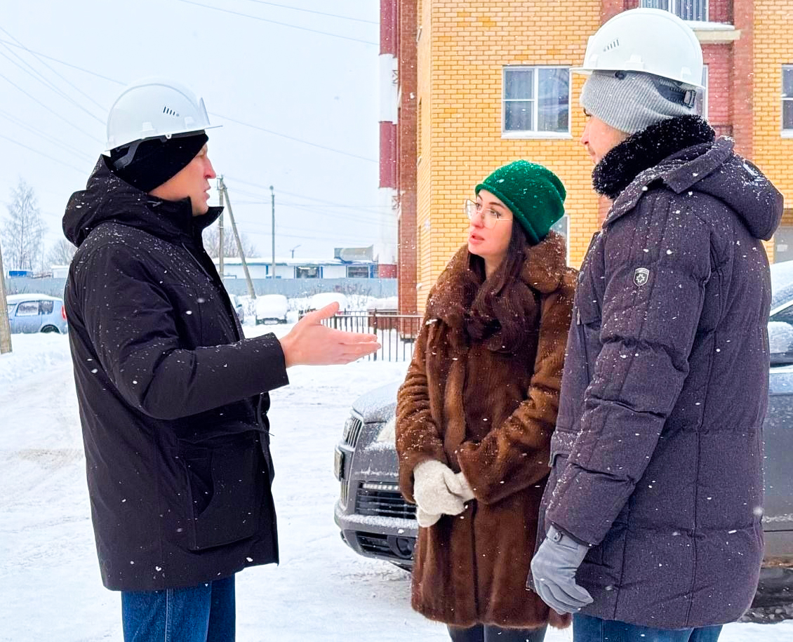 Глава Вяземского округа Олег Смоляков посетил несколько строительных площадок в Вязьме